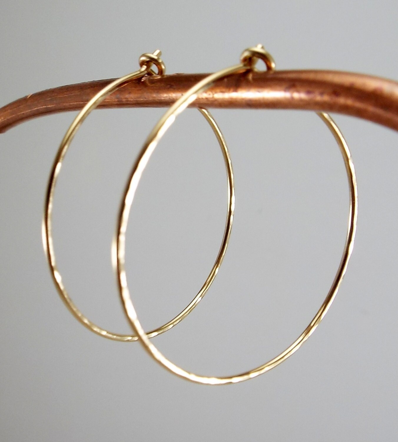 Ohrringe 14K Gold Filled 1, 5 "Gehämmerte Große Wire Creolen Ohrringe 14K Gold Filled 1, 5 "Gehämmerte Große Wire Creolen von RustAndSalt
