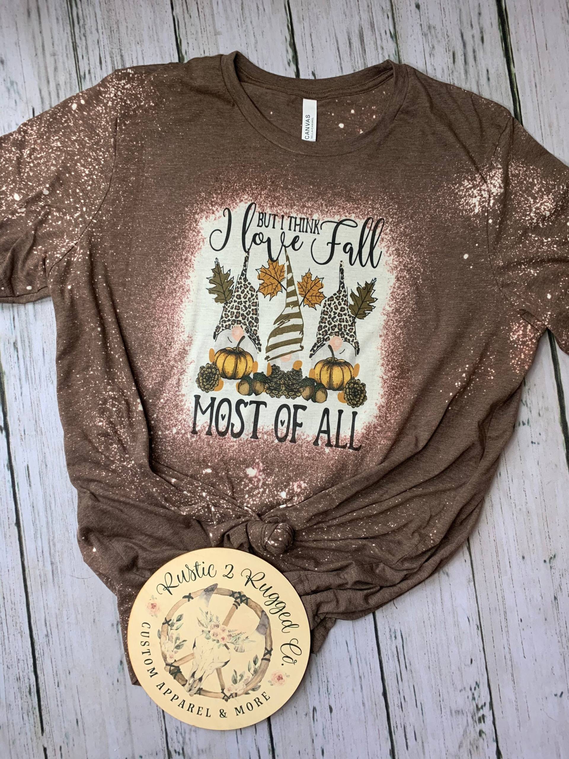 Gnome But I Think Love Fall Most Of All Gebleichtes T-Shirt von Rustic2RuggedCo