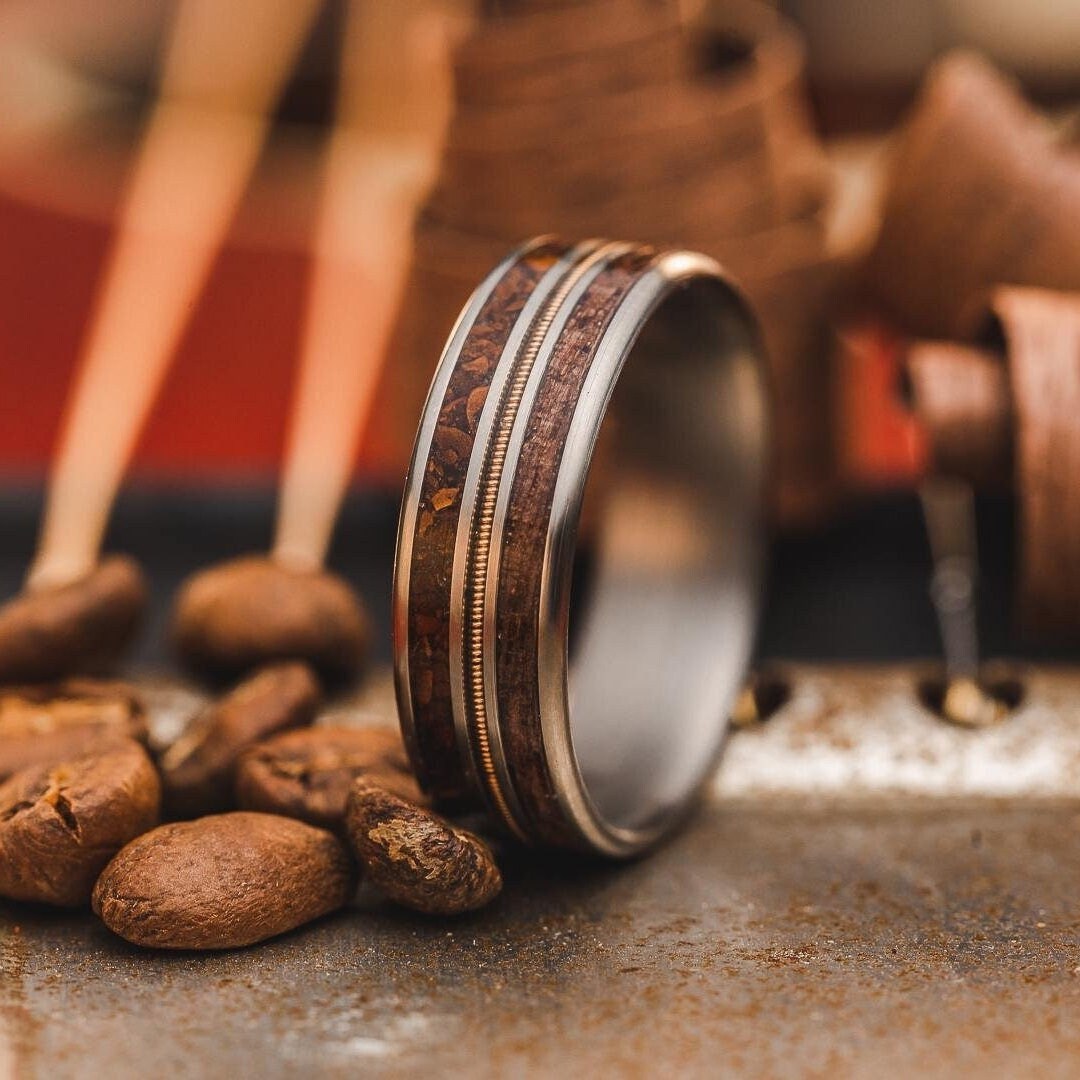 Gitarren-string-Ring Mit Kaffeesatz Und Antikem Walnussholz - Titan Ehering Rustikal Haupt von RusticAndMain