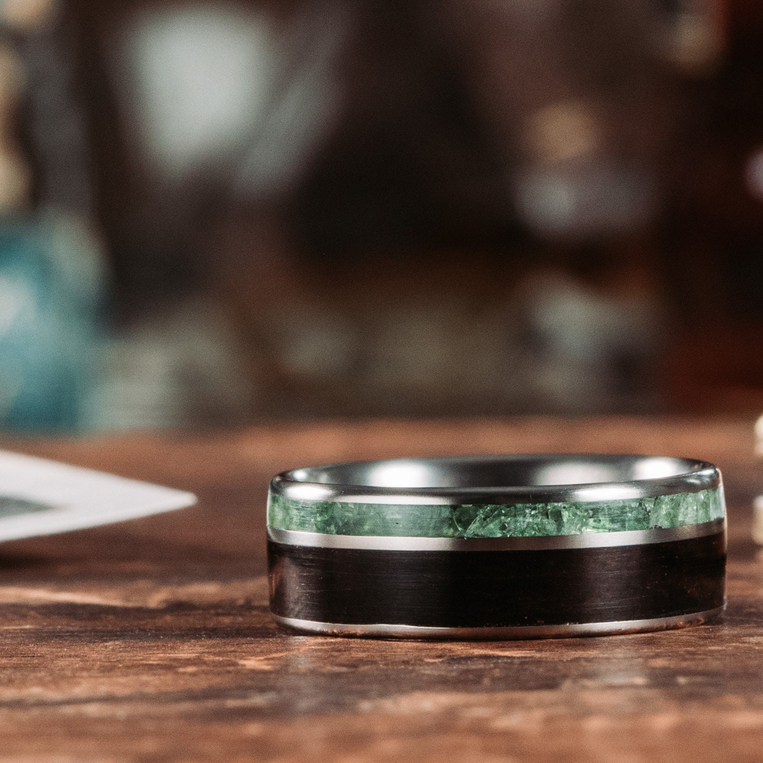 Imperial Diopsid & Rosewood Herren Ehering - The Sage Titanium Ring Rustikal Und Main von RusticAndMain