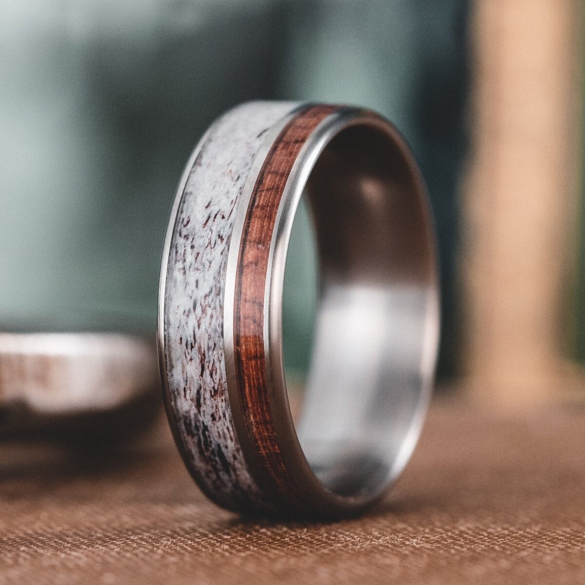 Teak & Elchgeweih Ring - Mid-Century Cowboy Titan Ehering Rustikal Und Main von RusticAndMain