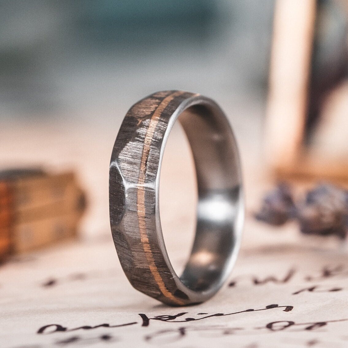 Titan Ring Graviert, Gehämmert, Titan, Messing Inlay, Personalisiert, Verlobungsring, Herren Ehering, Single Inlay von RusticAndMain