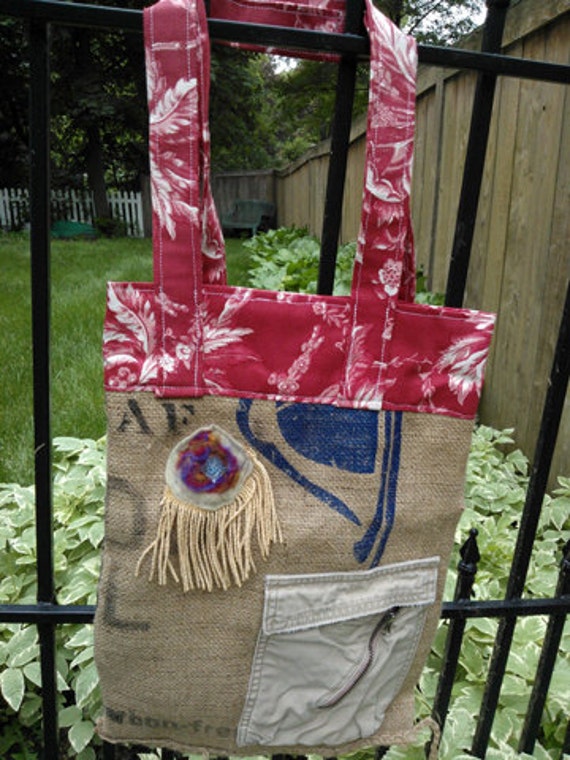 Upcycled Sackleinen Kaffeebohne Tasche, Schultertasche Mit Roten Blumen-Riemen von RusticBuckets