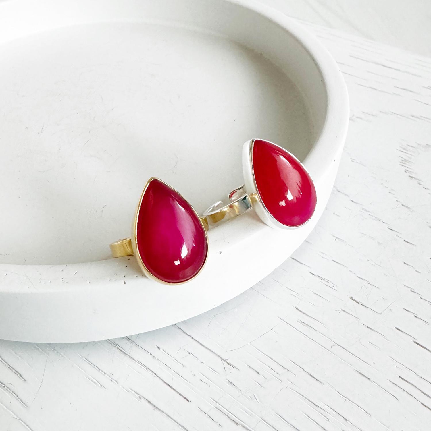 Fuchsia Chalcedon Teardrop Statement Ring in Gold Und Silber. Verstellbarer Edelstein-Cocktailring Fuchsia Chalcedon Teardrop Statement Ring in Gold Und Silber. Verstellbarer Edelstein-Cocktailring von RusticGem