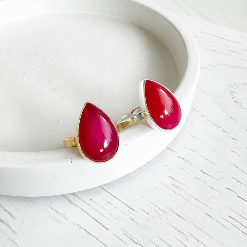 Fuchsia Chalcedon Teardrop Statement Ring in Gold Und Silber. Verstellbarer Edelstein-Cocktailring von RusticGem