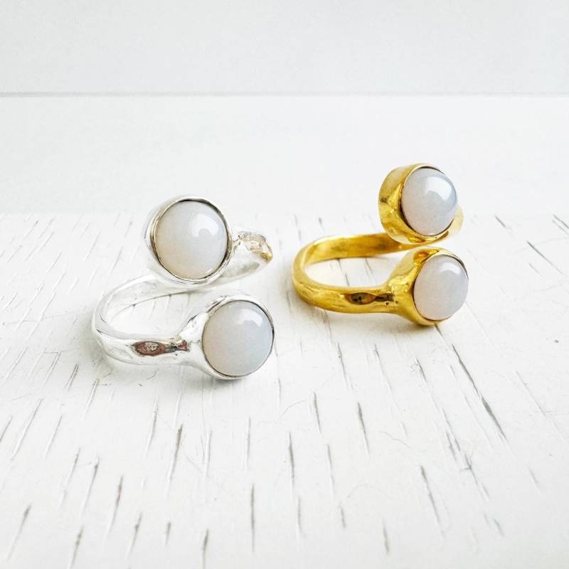 Gehämmerter Doppel Mondstein Wickelring in Gold Und Silber. Schlichter Edelsteinring. Silber Verstellbarer Statement Ring. Cocktail-Ring von RusticGem