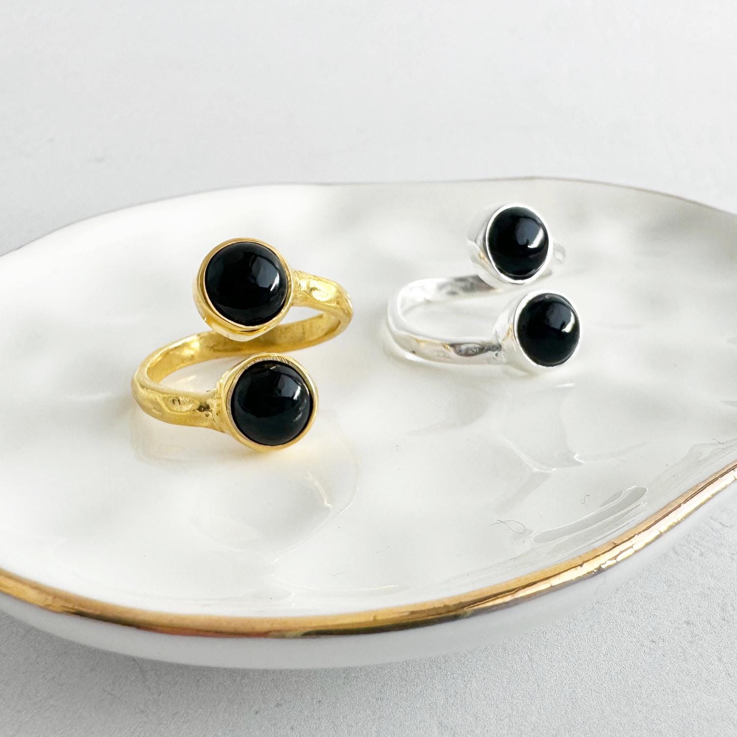 Gehämmerter Wickelring Mit Schwarzem Onyx in Gold Und Silber. Schlichter Edelsteinring. Silber Verstellbarer Statement Ring. Cocktail-Ring Gehämmerter Wickelring Mit Schwarzem Onyx in Gold Und Silber. Schlichter Edelsteinring. Silber Verstellbarer Statement Ring. Cocktail-Ring von RusticGem