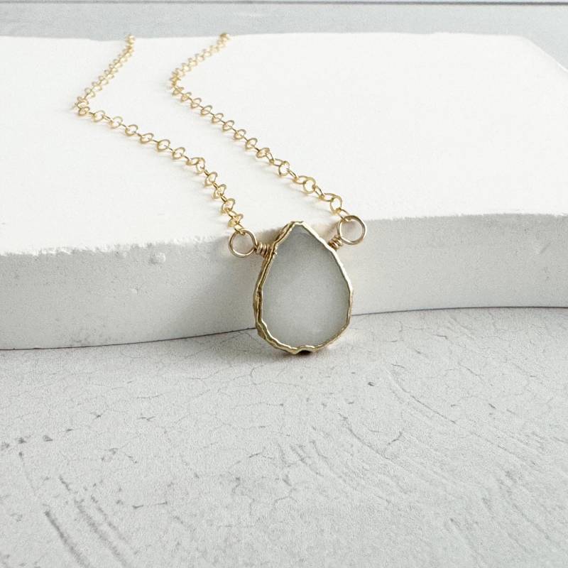 Grau-Weiße Edelstein-Anhänger Halskette. Weißer Stein Urlaub Geschenk. Schichtung Schmuck von RusticGem