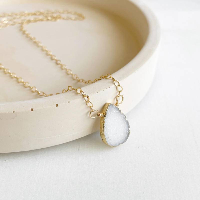 Weiße Druzy Teardrop Halskette Zierliche 14K Gold Filled Kette von RusticGem