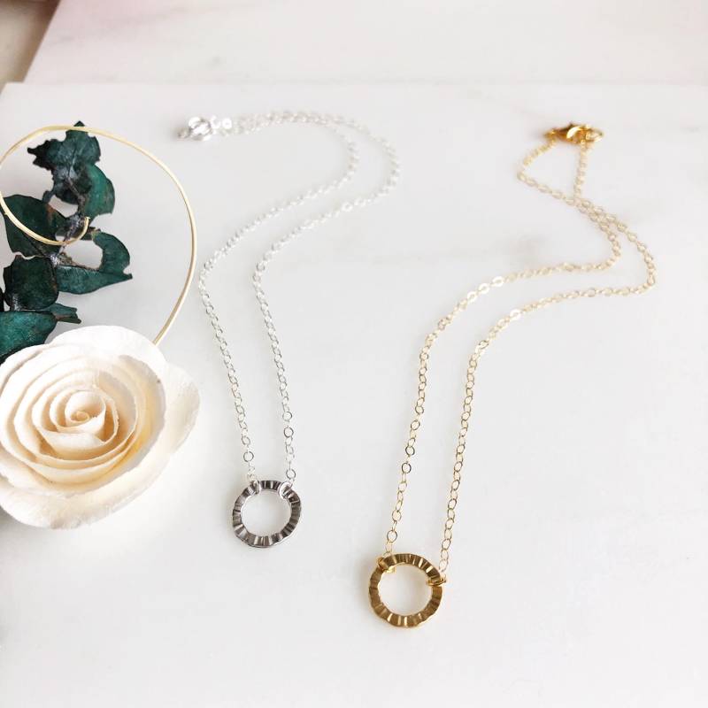 Matte Strukturierte Ridges Kreis Halskette. Layering Halsketten. Silber Und Gold Schmuck von RusticGem