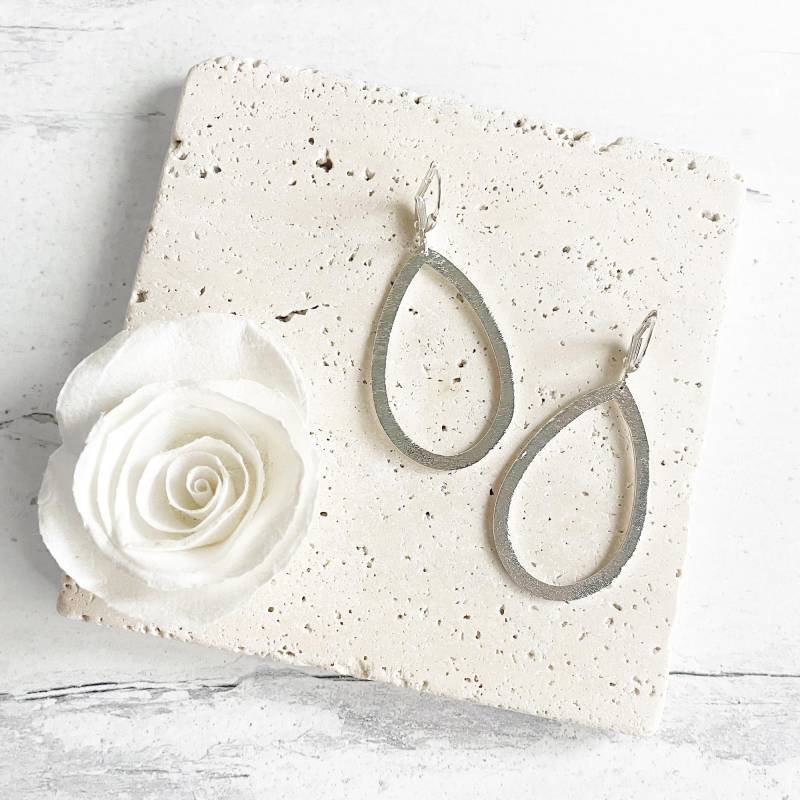 Offene Teardrop Ohrringe in Gebürstetem Silber. Schlichte Statement Hoop von RusticGem