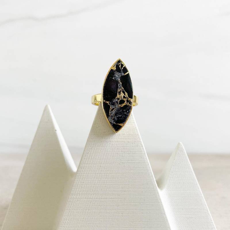 Schwarzer Mojave Howlith Ring Gold Verstellbarer Marquise Statement Ring von RusticGem