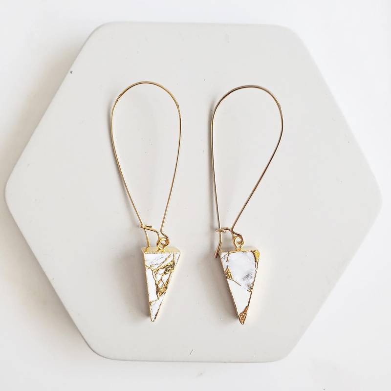 Gold Mojave Dreieck Ohrringe Weißer Statement Schmuck von RusticGem