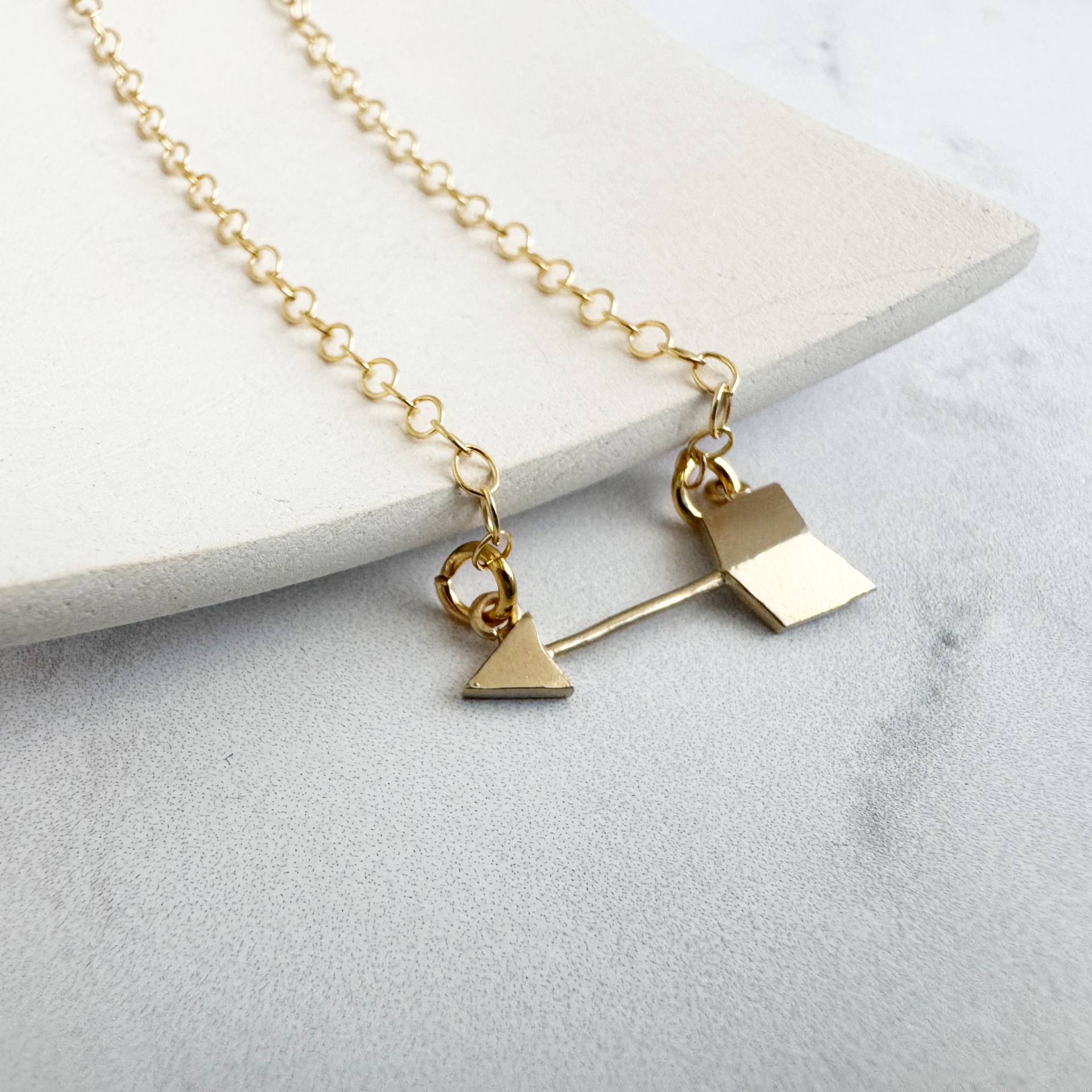 Zierliche Pfeilkette in Gold. Gold Schichtschmuck von RusticGem
