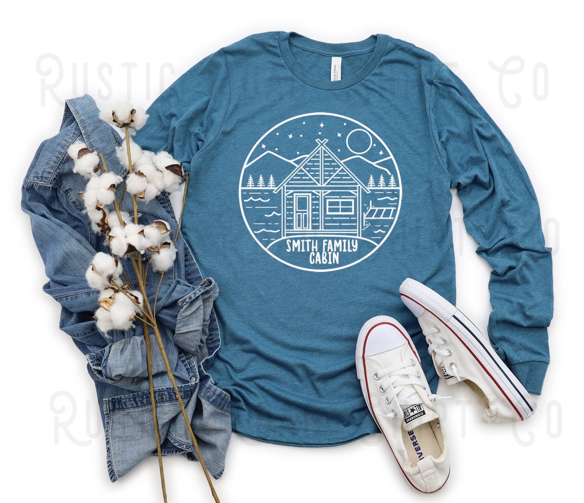 Benutzerdefinierte See Shirt, Benutzerdefinierte Camping Familientreffen Haus Am Lagerfeuer Shirt Benutzerdefinierte See Shirt, Benutzerdefinierte Camping Familientreffen Haus Am Lagerfeuer Shirt von RusticRoadShirtCo