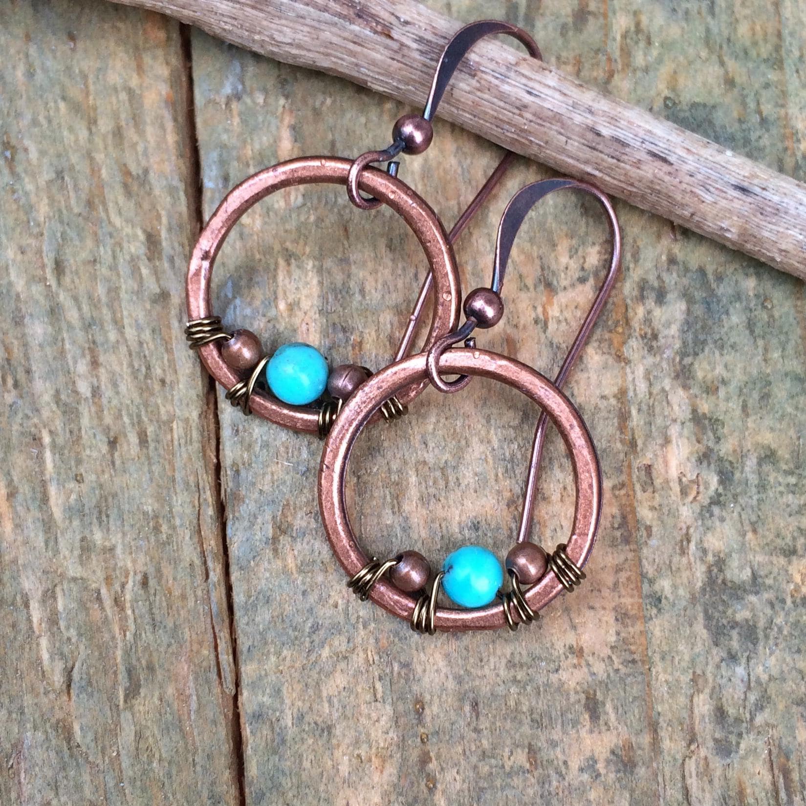 Kleine Türkis Und Kupfer Creolen, Kleine Boho Ohrringe von RusticaJewelry
