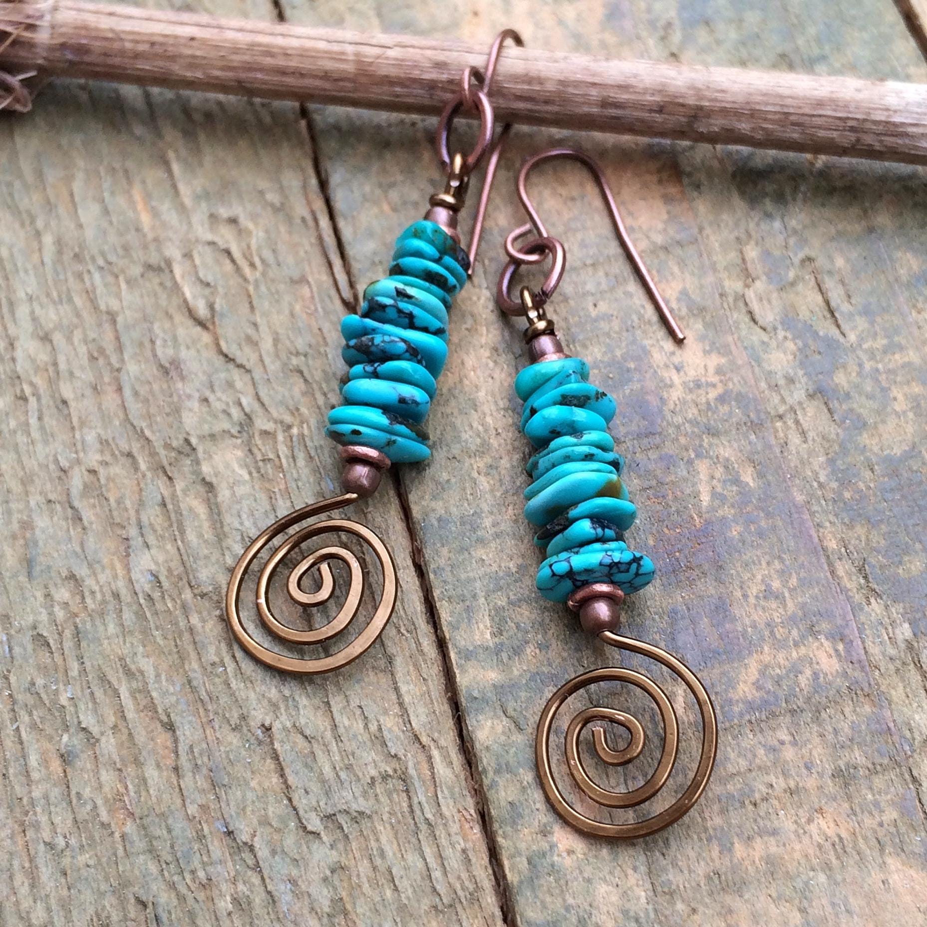 Kupfer Spirale Und Türkis Baumeln Boho Ohrringe, Kleine Tropfen Blau Grün Chip Schmuck von RusticaJewelry