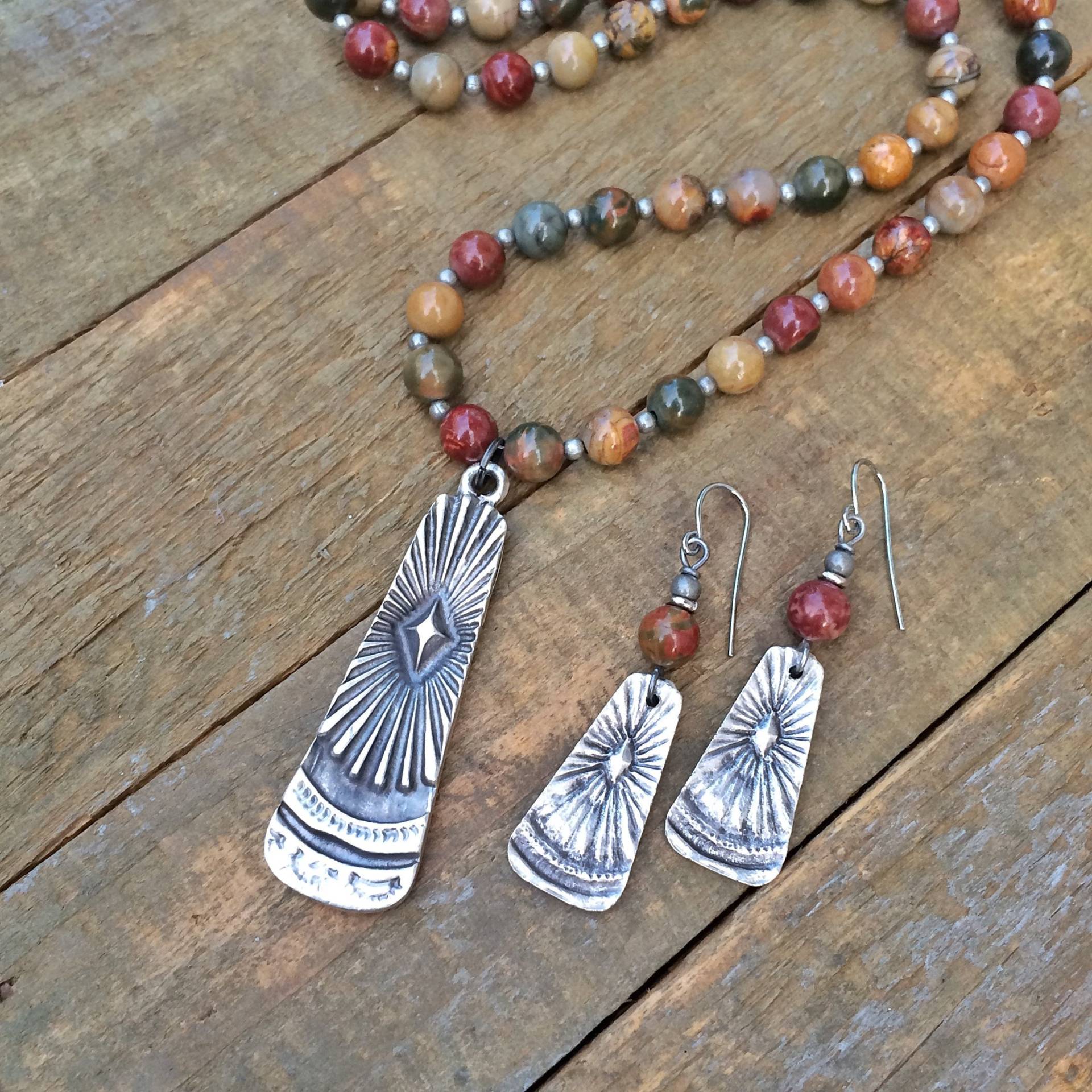 Lange Perlen Jaspis Halskette, Yoga Meditation Schmuck, Bunte Stein Halskette Set, Boho Silber Anhänger von RusticaJewelry