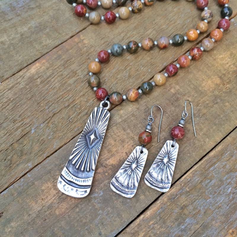 Lange Perlen Jaspis Halskette, Yoga Meditation Schmuck, Bunte Stein Halskette Set, Boho Silber Anhänger von RusticaJewelry