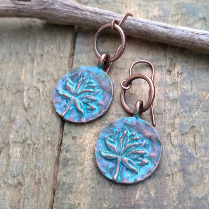Lotus Ohrringe, Kleine Patina Blumen Schmuck, Yoga Blauer Kupfer Ohrringe von RusticaJewelry