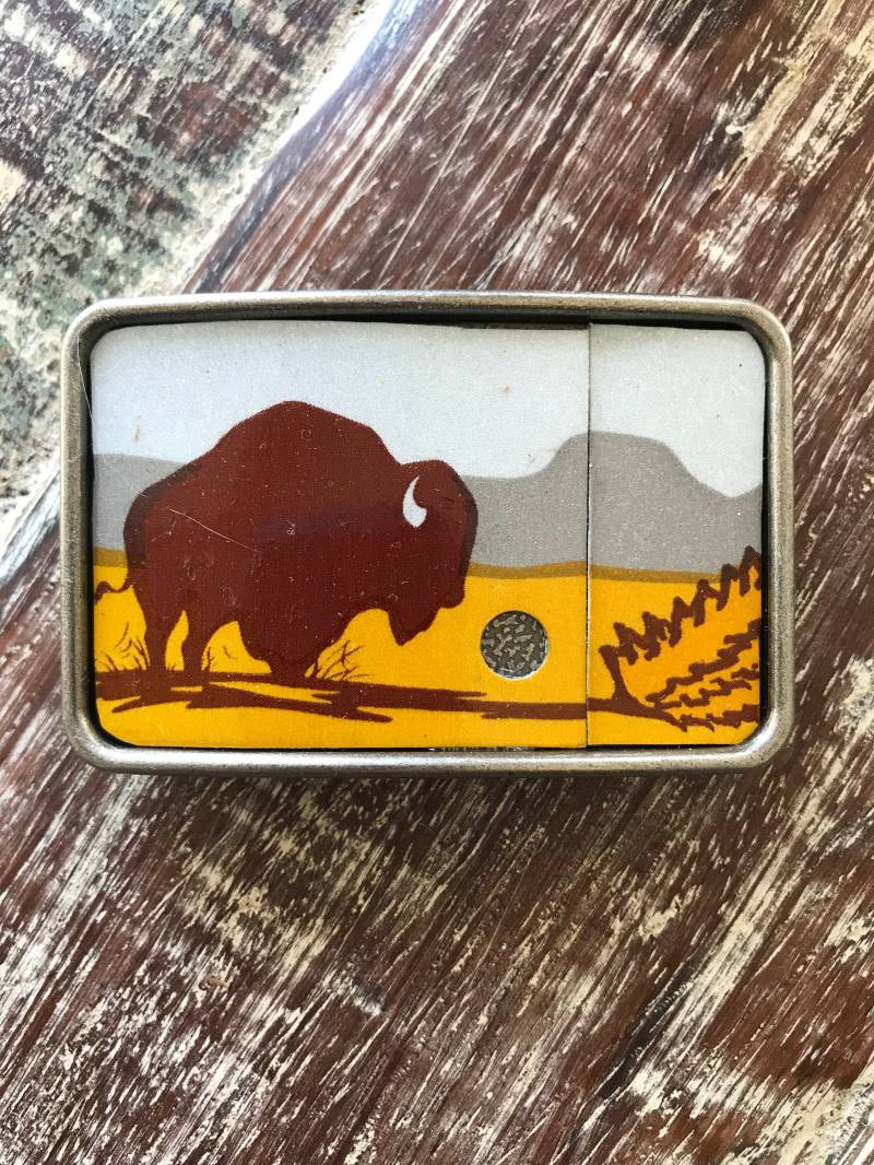 Bison Landschaft Kennzeichen - Tolles Geschenk Für Sie Oder Ihn von Rusticbuckles