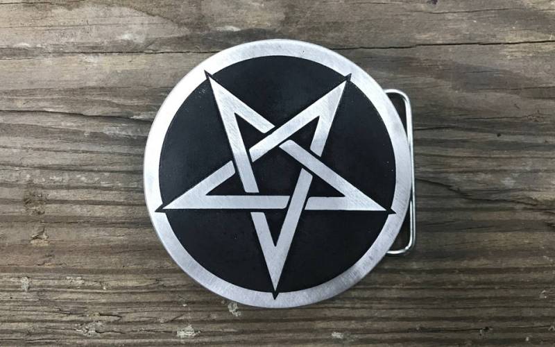 Benutzerdefinierte Gürtelschnalle Mit Pentagramm, Die Durch Ätzen Von Metall Auf Einer Robusten Aluminiumplatte Hergestellt Wurde von RustyKnuckles