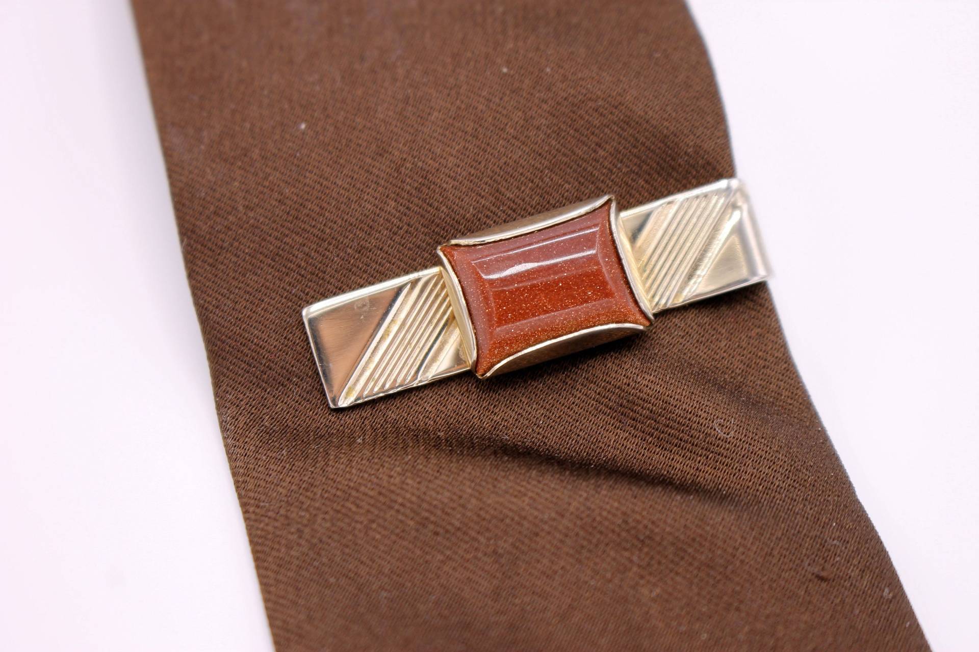 Retro Gold Getönte Krawatte Bar Mit Goldstone Cabochon Retro Gold Getönte Krawatte Bar Mit Goldstone Cabochon von RustysTieClub