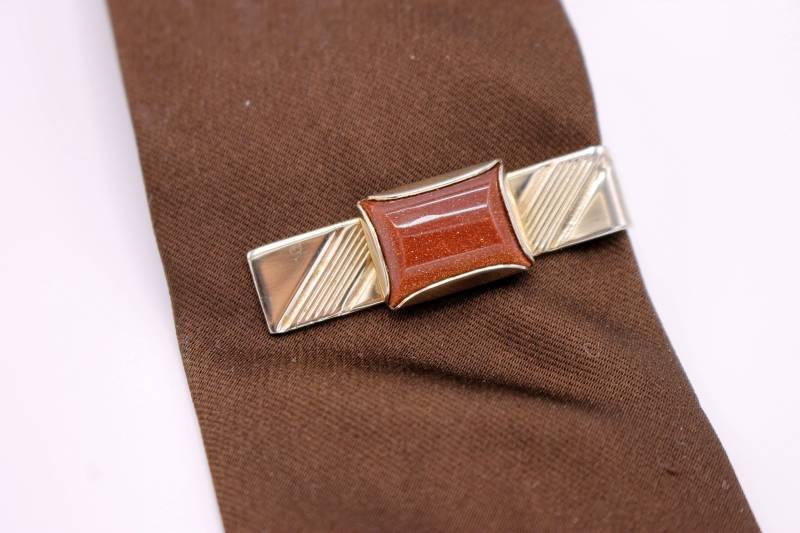 Retro Gold Getönte Krawatte Bar Mit Goldstone Cabochon Retro Gold Getönte Krawatte Bar Mit Goldstone Cabochon von RustysTieClub