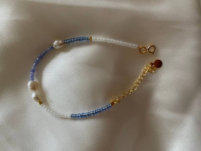 Handgemachtes Perlenarmband in Blau Und Weiß | 24K Vergoldete Elemente Natürliche Süßwasserperlen Glasperlen von RuthConcept