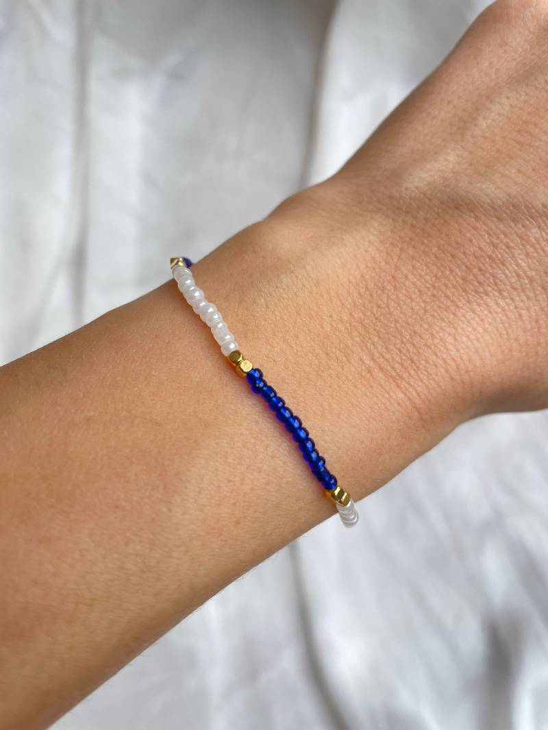 Handgemachtes Perlenarmband in Blau Und Weiß | Glasperlen 24K Vergoldete Elemente von RuthConcept