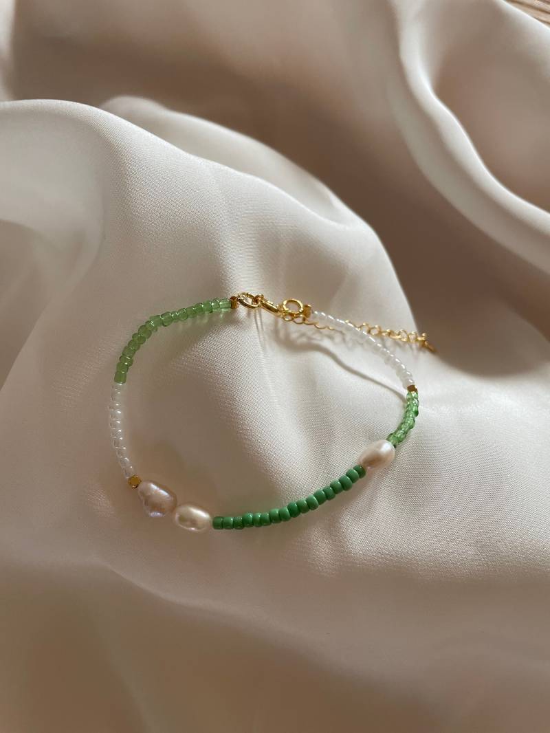Handgemachtes Perlenarmband in Grün Und Weiß | 24K Vergoldete Elemente Natürliche Süßwasserperlen Glasperlen von RuthConcept