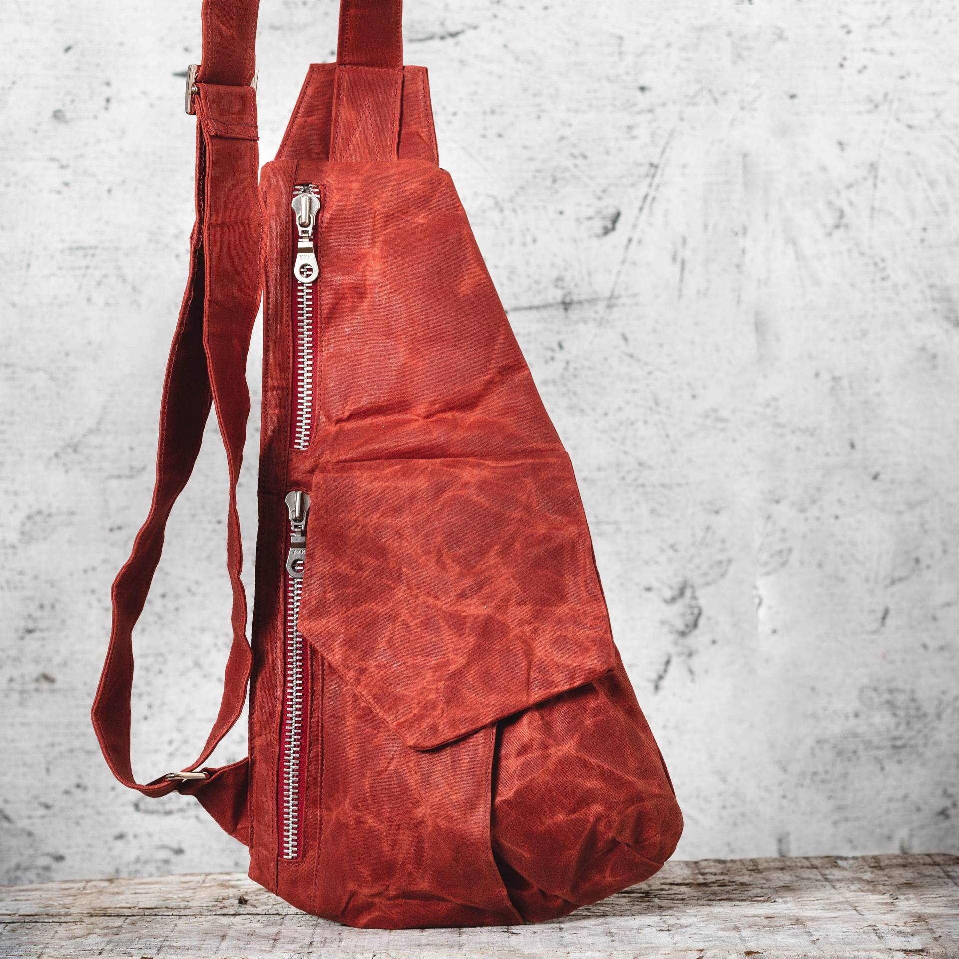 Rote Unisex Umhängetasche Aus Gewachstem Canvas von RuthKraus