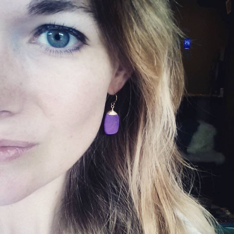 Lila Türkis Ohrringe Mit 16K Gold Plattiertes Wire Wrapping Auf 14K Filled Ohrring Draht von RuthRyanJewelry