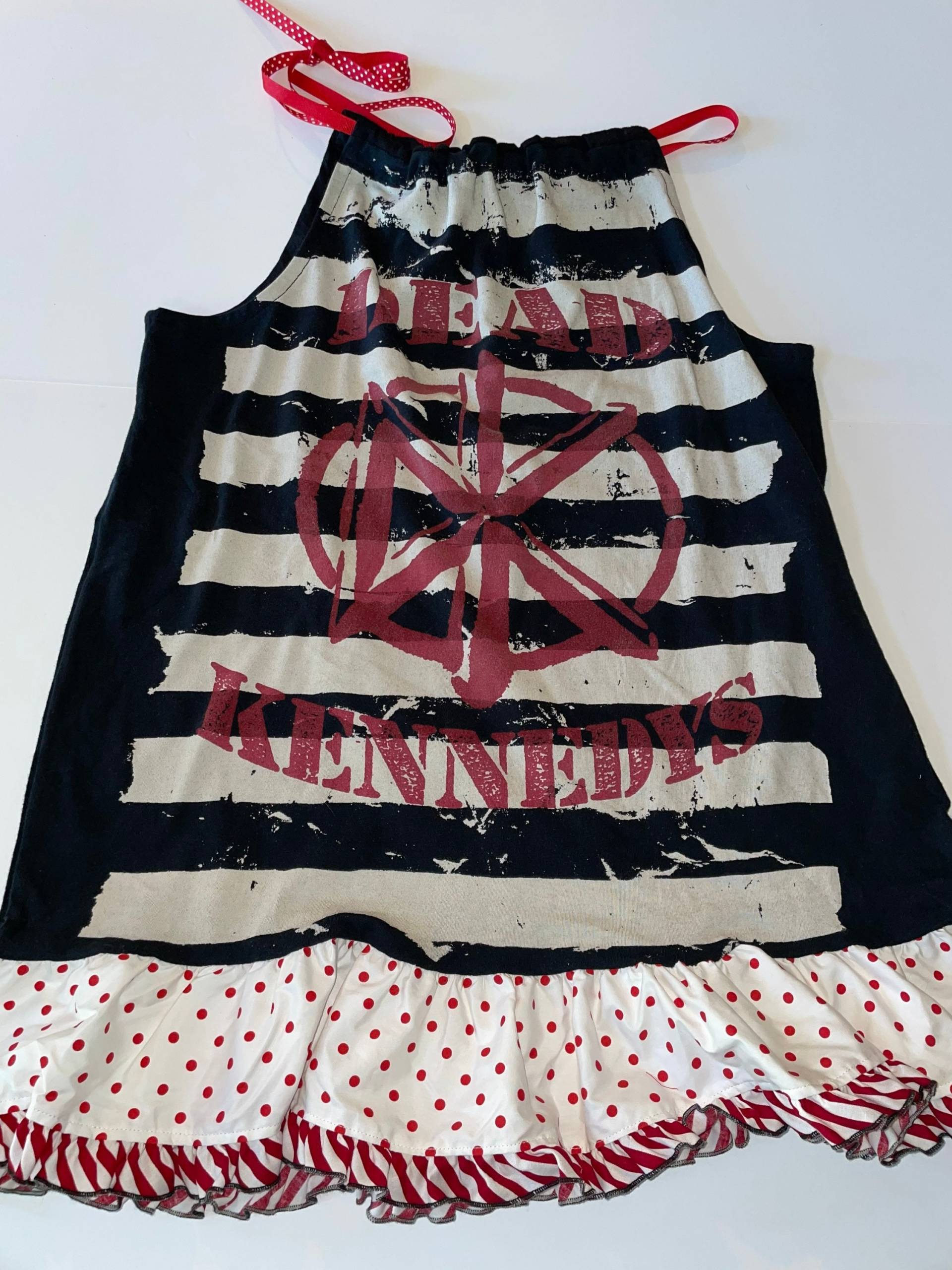 Einzigartiges One Of A Kind Mädchen Kissenbezug Kleid Aus Upcycled Vintage Classic Iconic Punk Rock Band T-Shirt - Versandfertig in Größe 38 von RuthieRocksScissors