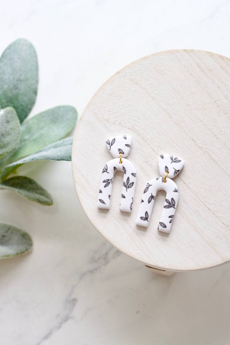 Boho Frühlings Clay Bogen Ohrringe | Handgemachte Bogen-Ohrringe Aus Polymer Leichte Polymer-Ton von ShopRuthieCo