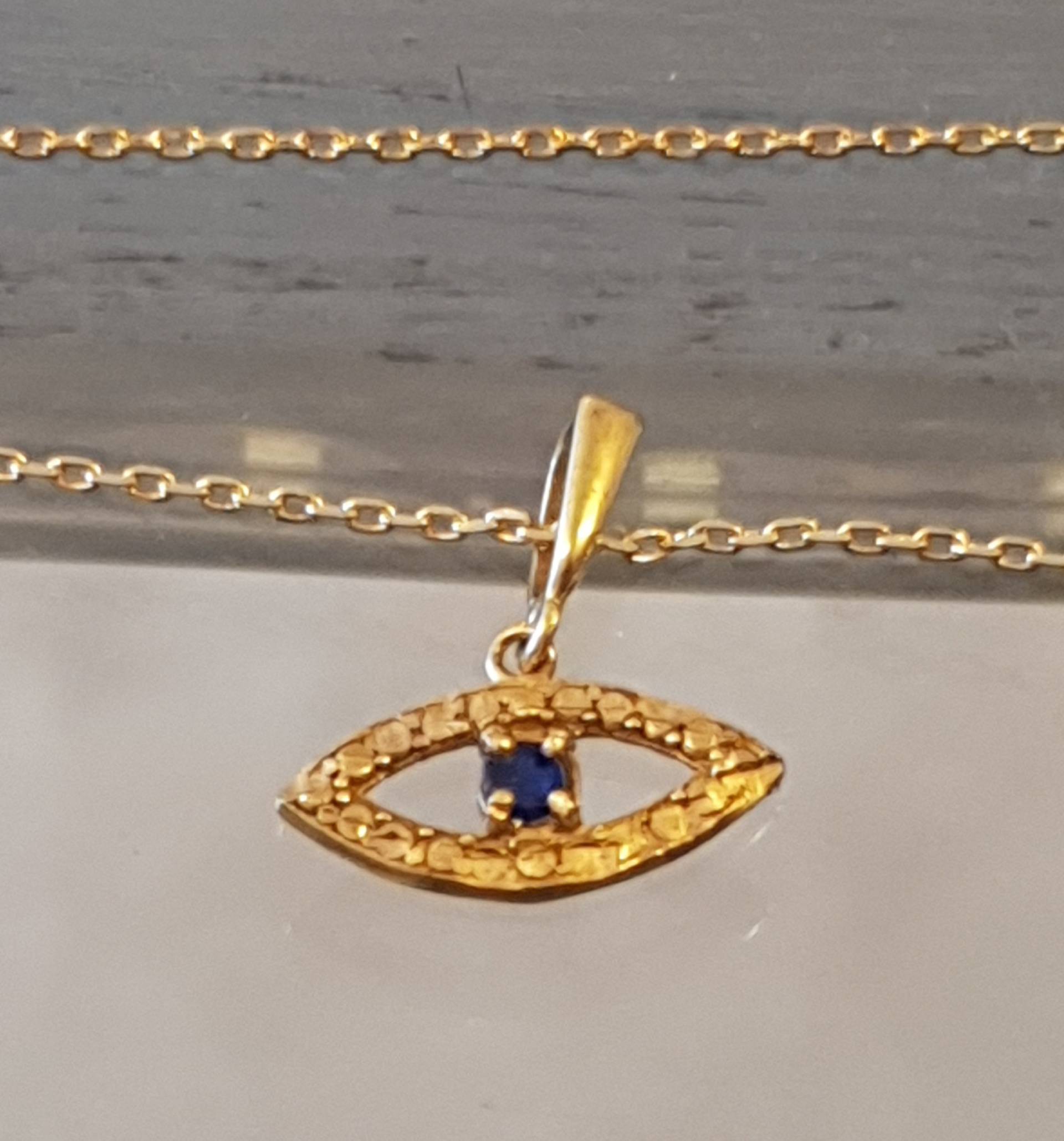 Sapphire Bösen Blick Anhänger, Glücksbringer, Gold Blick, Zierliche Auge Halskette, Blau Bösen Überziehen, Augenanhänger von RutyPaloma