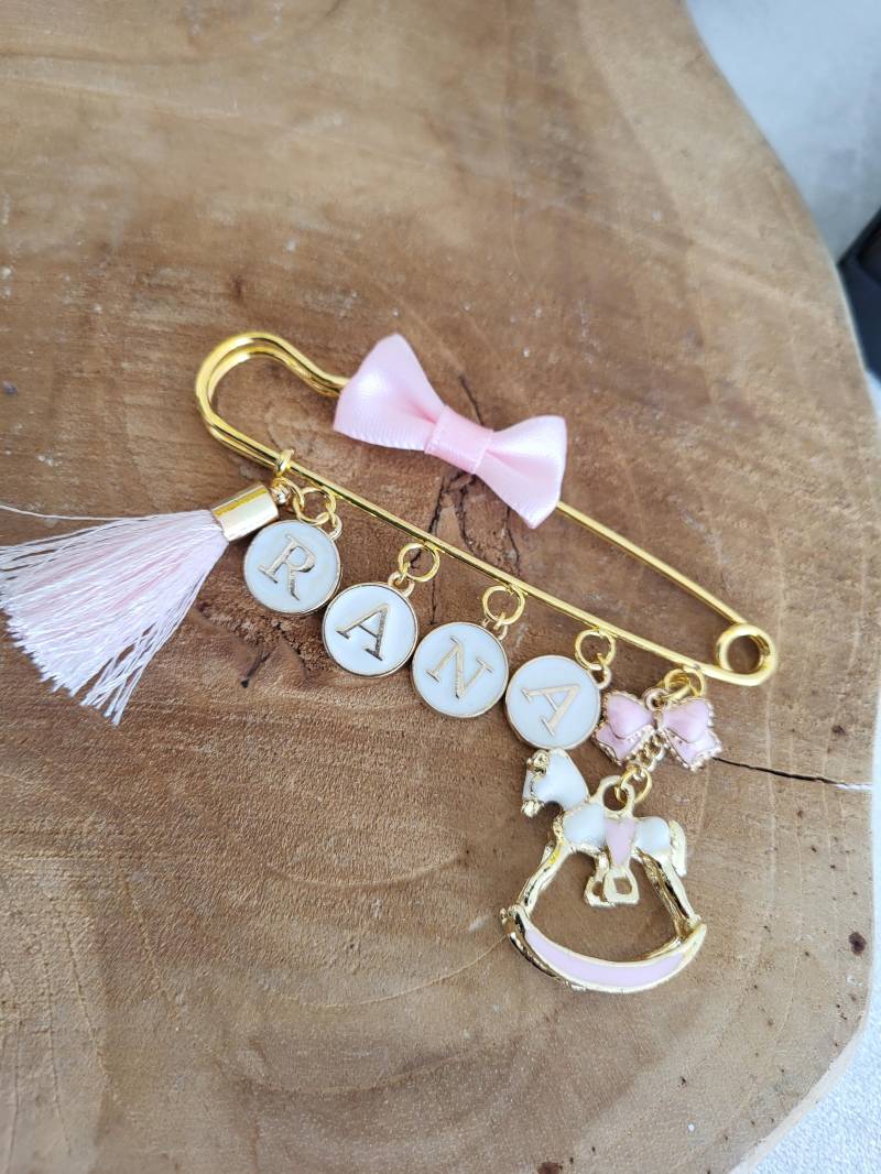 Baby Girl Gift Anstecknadel in Gold Personalisierte Brosche Pin Mädchen Geschenk Zur Geburt Geburtstag Kinderwagen Maxi Cosi Krone Charms von RuyaDekobySimsek