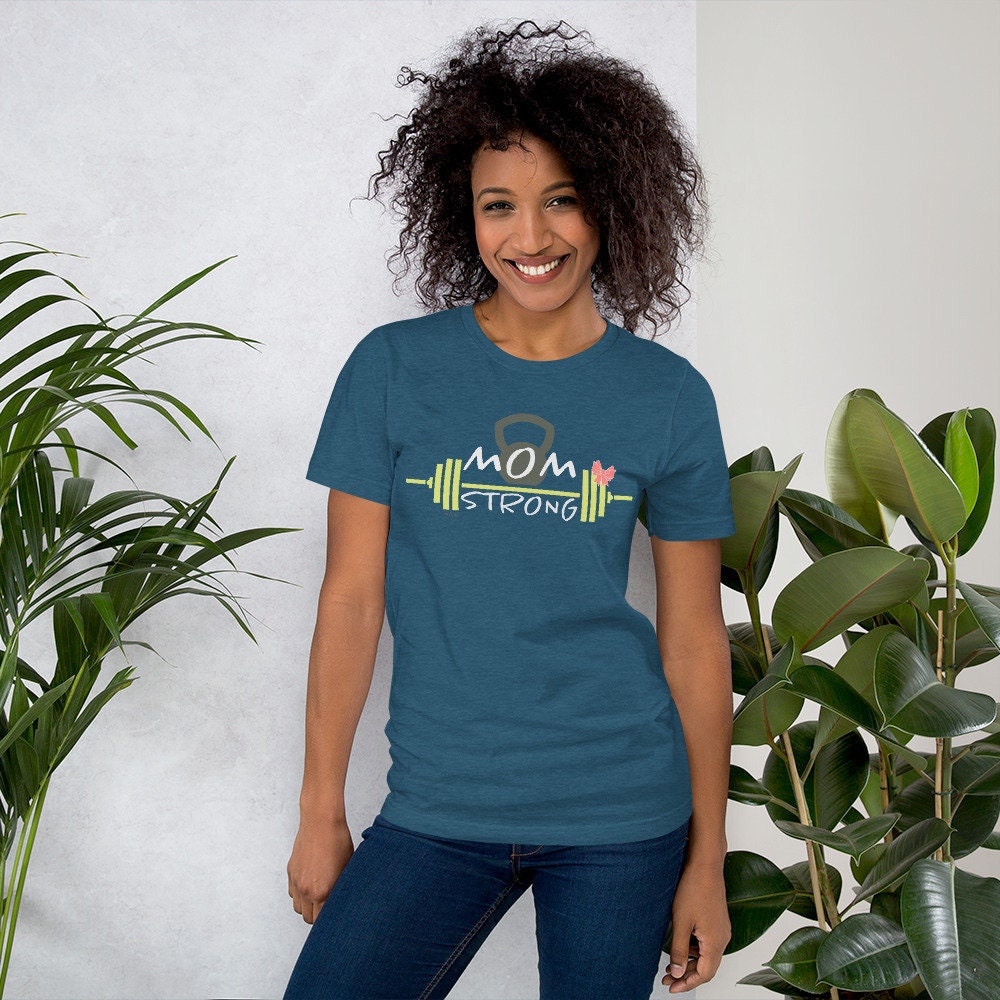 Mama Starkes Kurzärmeliges T-Shirt Mit Barbell, Kettlebell Und Einer Schleife, Motivierendes Mama Starkes Kurzärmeliges T-Shirt Mit Barbell, Kettlebell Und Einer Schleife, Motivierendes von RxAndTee
