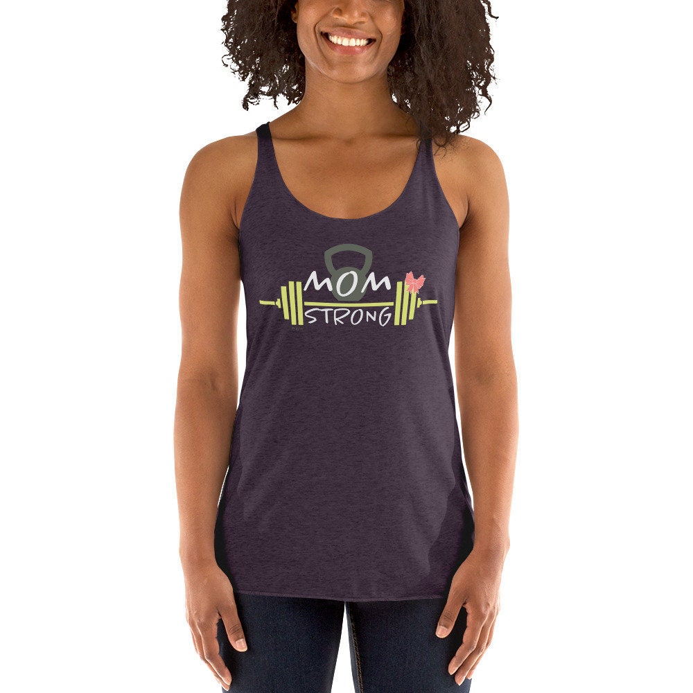 Mom Strong Racerback Tank Top Mit Barbell, Kettlebell, Und Einer Schleife, Motivation Mom Strong Racerback Tank Top Mit Barbell, Kettlebell, Und Einer Schleife, Motivation von RxAndTee