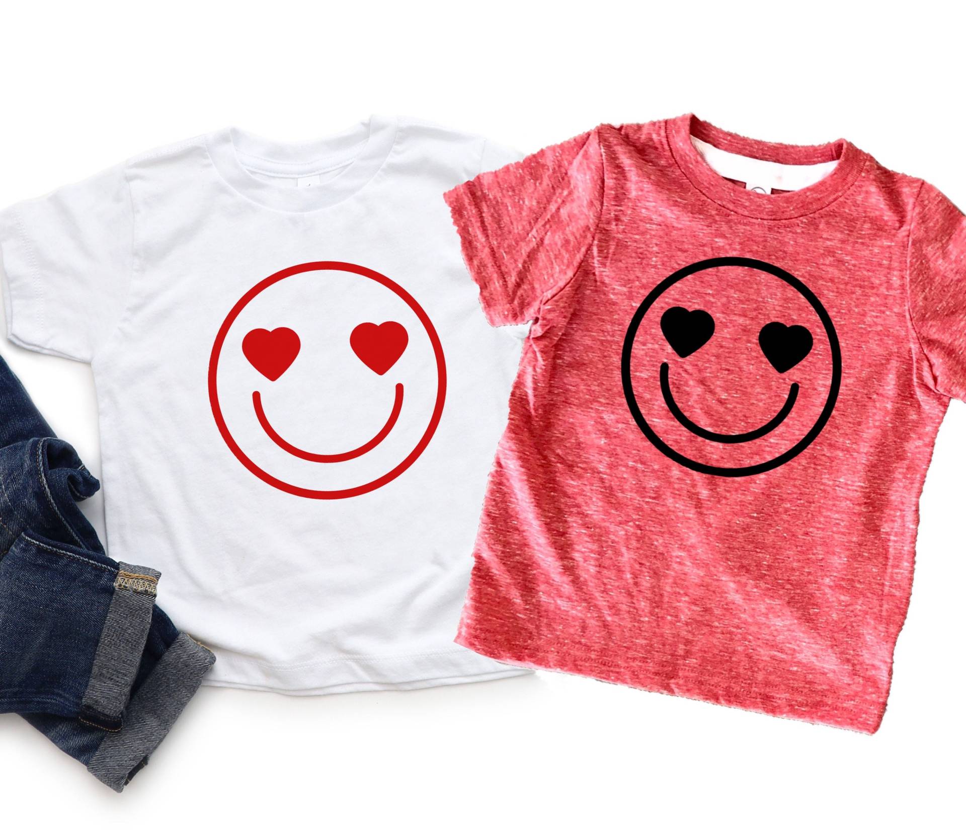 Herz Augen Smiley Kinder Valentine Crewneck T-Shirt, Valentinstag Liebe Emoji Kleinkind, Kind, Baby T-Shirt Oder Strampelanzug Herz Augen Smiley Kinder Valentine Crewneck T-Shirt, Valentinstag Liebe Emoji Kleinkind, Kind, Baby T-Shirt Oder Strampelanzug von RyLexDesign