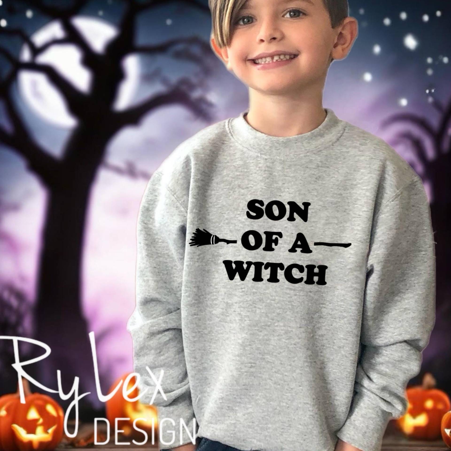 Hexensohn Fleece Pullover, Lustiges Halloween Sob Crewneck Sweatshirt Für Kinder Oder Erwachsene, Son Of A Witch Pullover Jungen von RyLexDesign