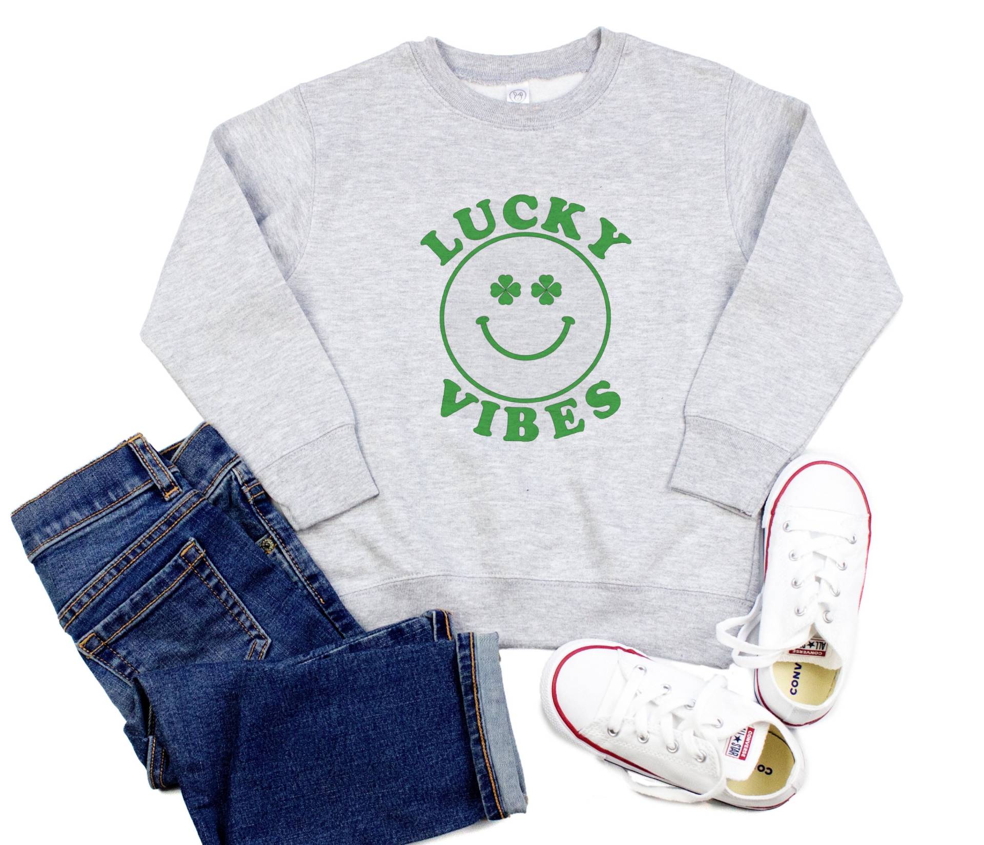 Lucky Vibes Crewneck Sweatshirt - St. Patricks Day Shamrock Happy Face Fleece Pullover Für Kleinkinder, Kinder Oder Erwachsene Clover Eyes von RyLexDesign