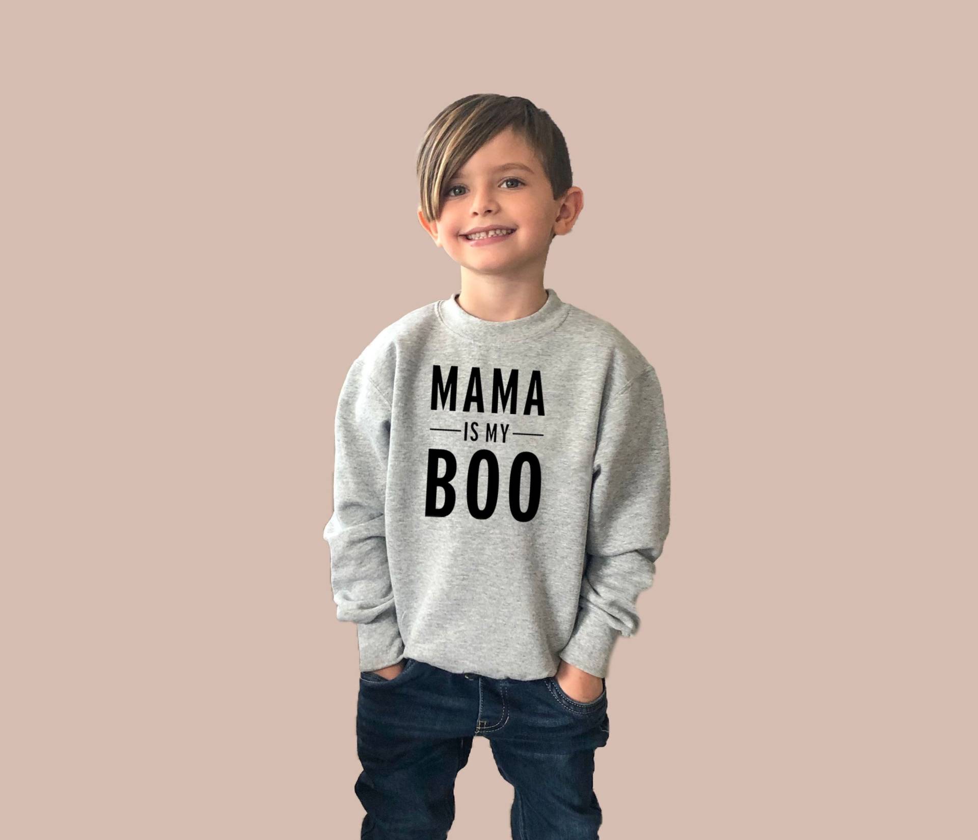 Mama Ist Mein Boo Fleece Pullover, Lustiges Halloween Rundhals Sweatshirt Für Kinder, Kleinkinder, Jungen, Mädchen Oder Erwachsene von RyLexDesign