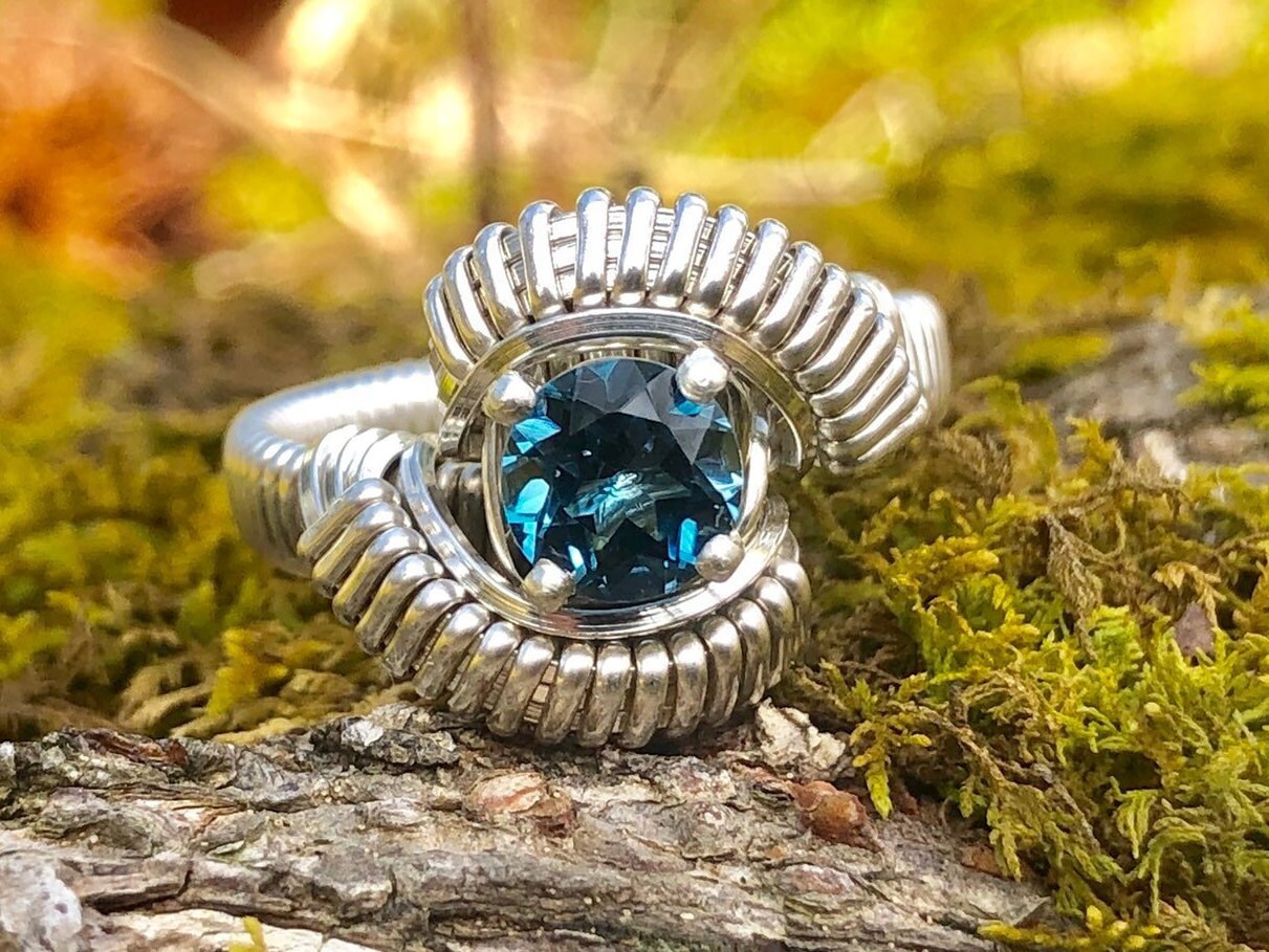 Classic Petite London Blue Topaz Ring All Natural Edelstein Argentium Feinsilber Draht Gewickelt Schmuck von RyanEure