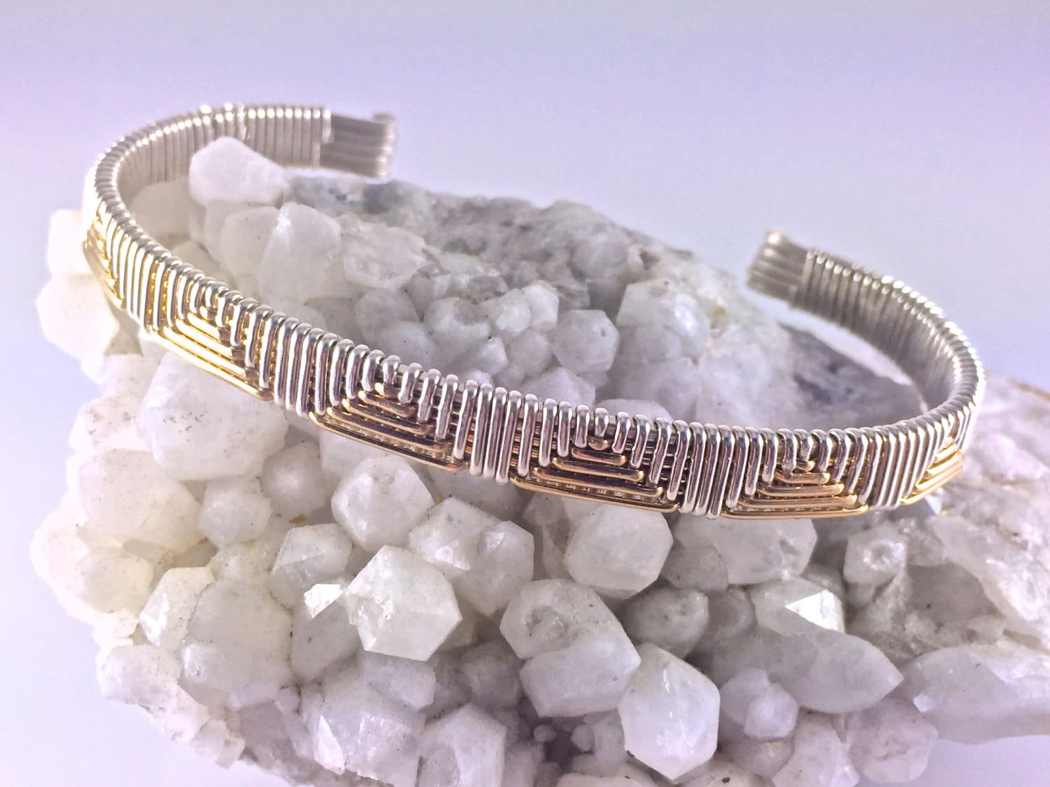 Dreieck Muster Manschette Armband Gold Und Silber Unisex Argentium 14 Karat Gelbgold Filled Wire Wrapped Schmuck von RyanEure