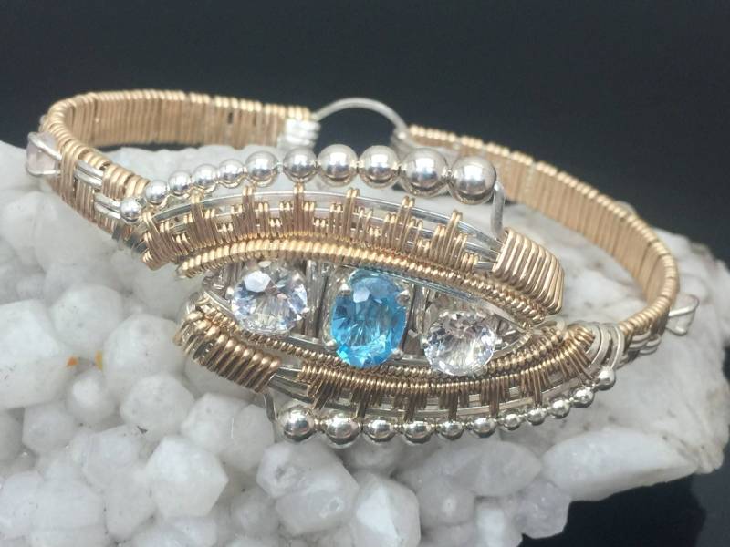 Eclipse Deco Armreif Schweizer Blau Topas Weiß Mondstein Argentium Silber 14 Karat Gold von RyanEure