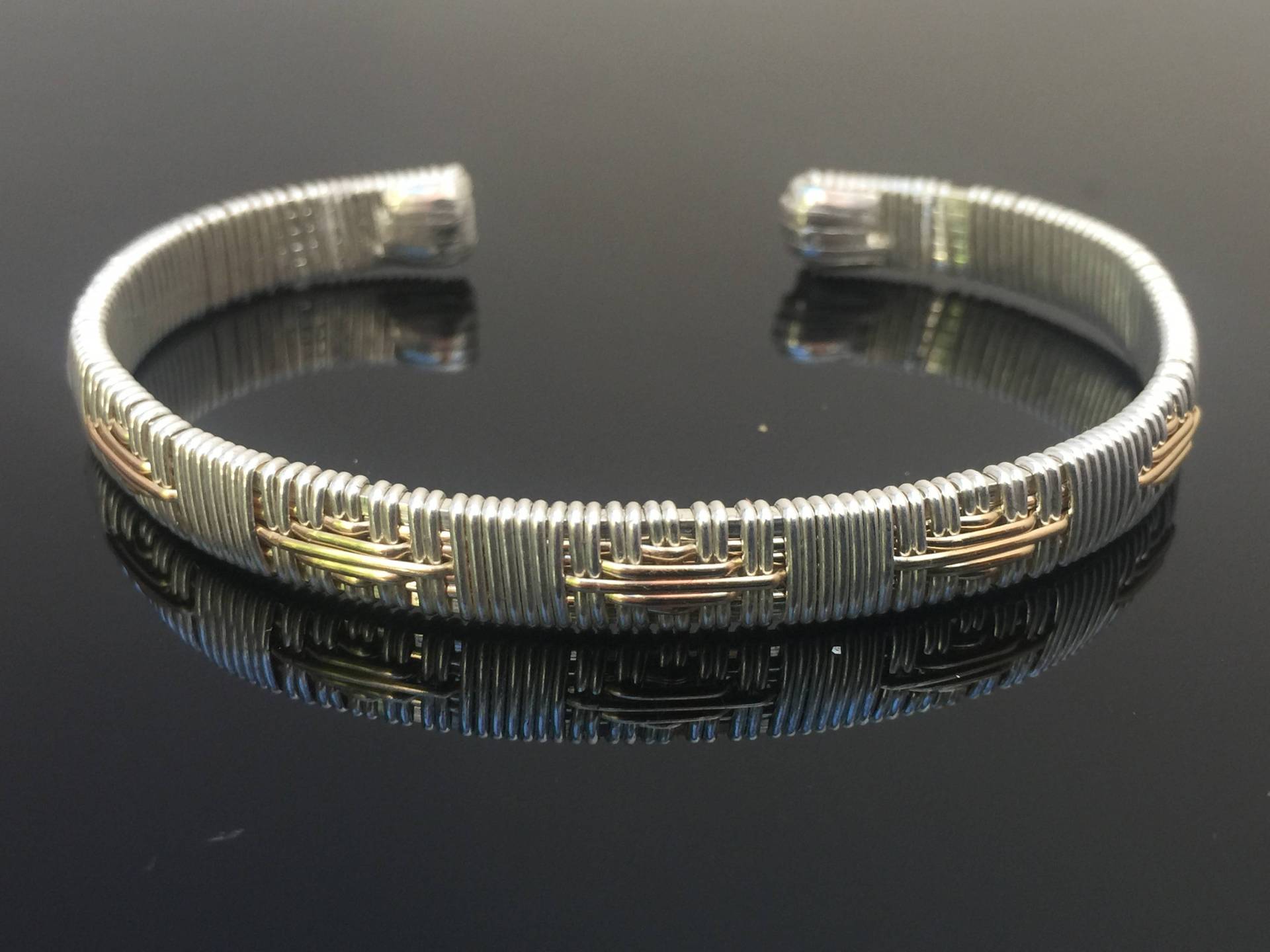 Elite Native Design Manschettenarmband Argentium Silber Und 14 Karat Gelbgold Gefüllt Designs Von Yankee Eure Elite Native Design Manschettenarmband Argentium Silber Und 14 Karat Gelbgold Gefüllt Designs Von Yankee Eure von RyanEure