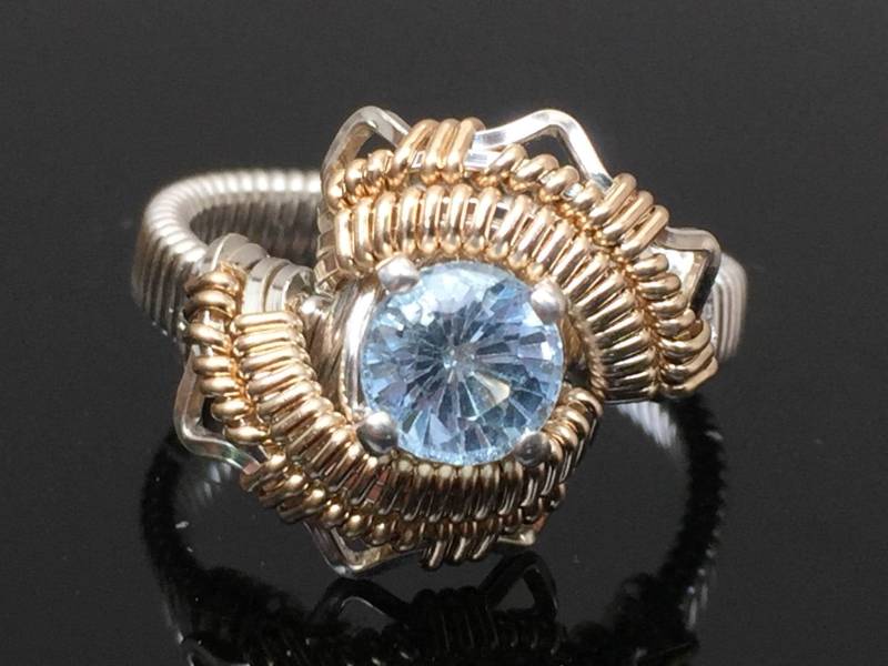 Energie Design Licht Blau Topas Ring Draht Gewickelt Schmuck Argentium Silber Und 14 Karat Gelbgold Gold Filled von RyanEure