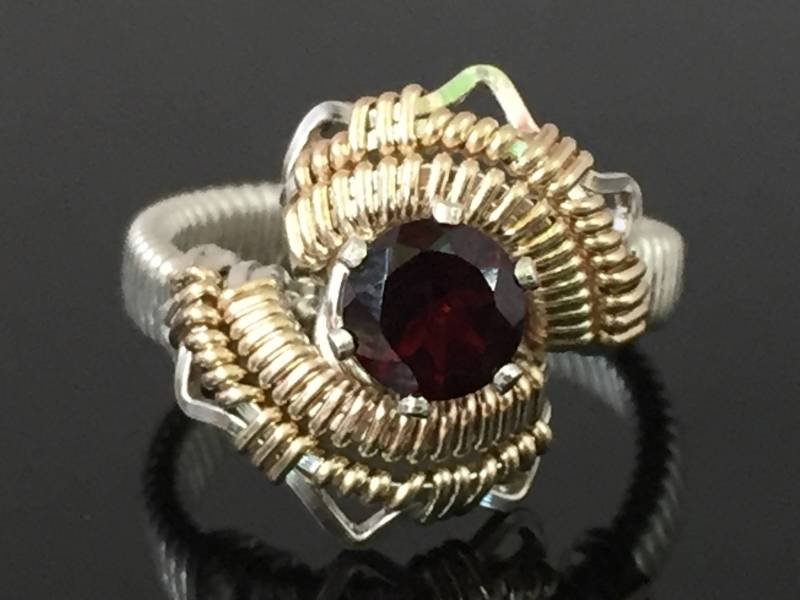 Energiemuster Almandine Granat Wire Wrapped Ring Argentium Silber Und 14 Karat Gelbgold Filled Jewelry von RyanEure