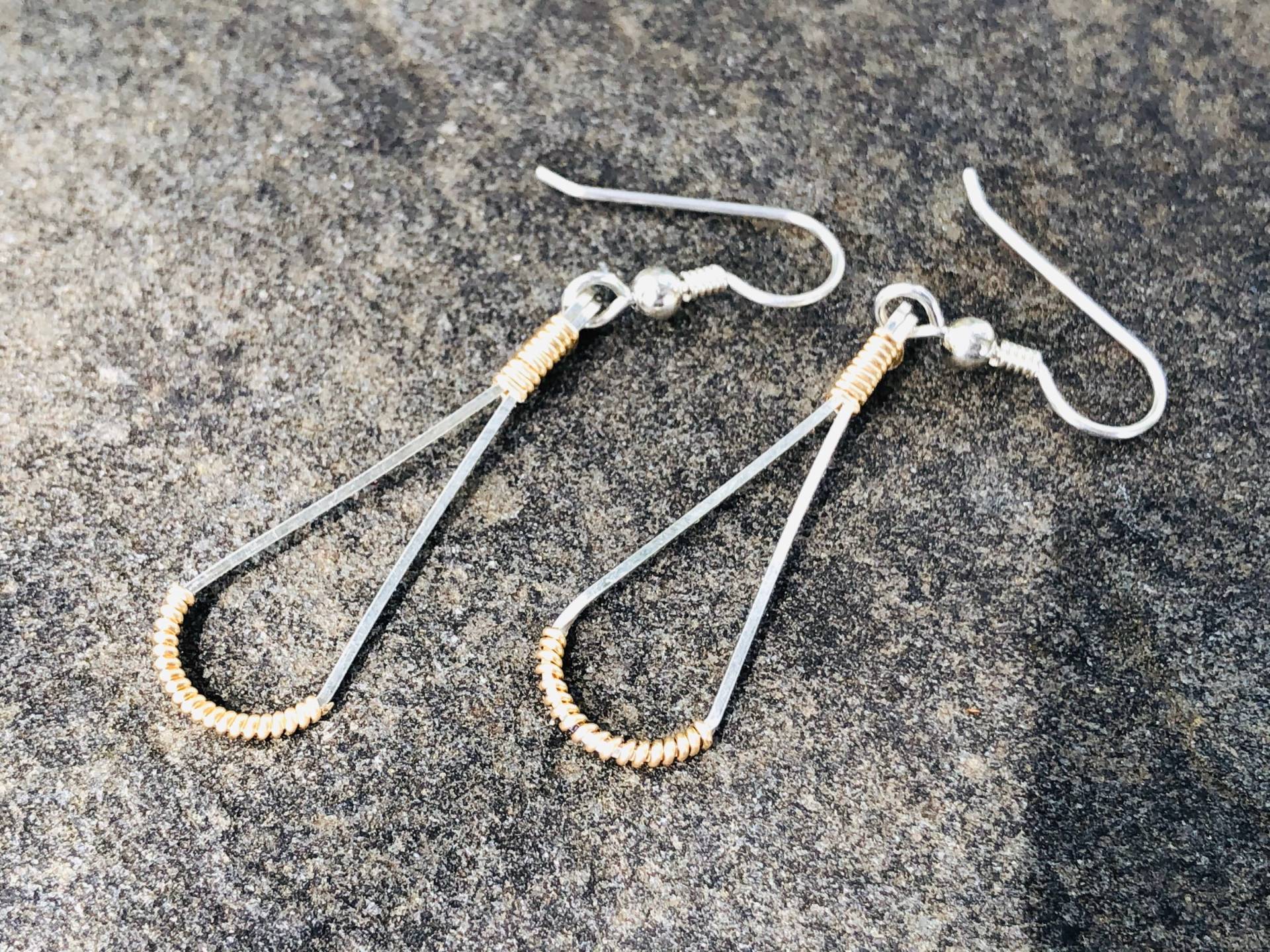 Mini Tropfen Ohrringe Mit Tropfendraht Umwickelt von RyanEure